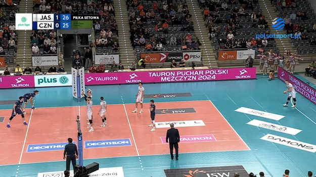 Fragmenty meczu Jastrzębski Węgiel – Exact Systems Hemarpol Częstochowa 3:0 (25:20, 27:25, 25:19) - siatkówka, PlusLiga 2024, 18. kolejka. Rafał Szymura zaskoczył rywali zagrywką w ostatniej akcji drugiego seta.