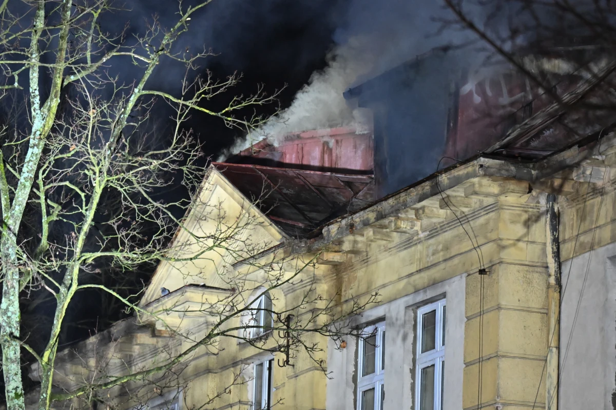 Prokuratura umorzyła postępowanie dotyczące dwóch pożarów budynku po dawnym szpitalu MSWiA w Kielcach. W obu wypadkach doszło do celowego zaprószenia ognia w obiekcie, mimo to sprawców podpalenia nie udało się wykryć. Straty oszacowano na ponad pół miliona złotych. 