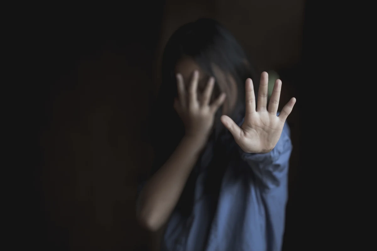 13 zarzutów dotyczących czynów pedofilskich, w tym gwałtów, usłyszał 72-latek ze Śląska. Mężczyzna przez 20 lat wykorzystywał seksualnie dzieci. Jego ofiary milczały, a on cieszył się takim zaufaniem rodziców i środowiska lokalnego, że nikt nawet nie przypuszczał, że dopuszczał się takich czynów. Akt oskarżenia właśnie trafił do sądu.  