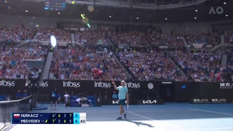Miedwiediew pokonuje Hurkacza po wyczerpującym pięciosetowym meczu i dociera do półfinału Australian Open. WIDEO