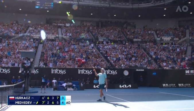 Miedwiediew pokonuje Hurkacza po wyczerpującym pięciosetowym meczu i dociera do półfinału Australian Open. WIDEO