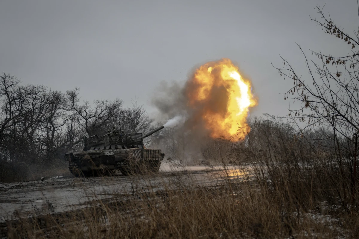 Postęp Rosjan na froncie jest realny. 1600-kilometrowa linia frontu jest w wielu sektorach zdominowana przez wojska Władimira Putina. W sieci zaroiło się od nagrań przedstawiających świętujących rosyjskich żołnierzy. Ale świętować mogą tylko ci, którzy przeżyli. Straty okupanta są bowiem koszmarne.