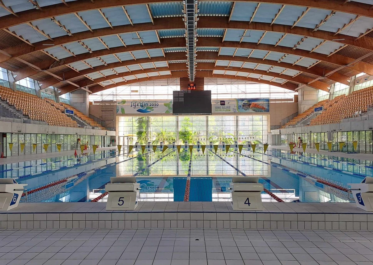 Szczeciński basen olimpijski dziś jest zamknięty. Powodem zapowiadana wichura i obawy, by silny wiatr nie uszkodził przeszklonej elewacji Floating Areny, co już miało miejsce.