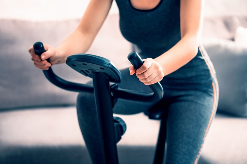 Debata o tym, o jakiej porze dnia najlepiej ćwiczyć, ciągnie się latami. I chociaż większość ekspertów jest zgodna, że najważniejsze jest, by w ogóle ćwiczyć, to nowe badanie pokazuje szczególne zalety wieczornej aktywności fizycznej.  