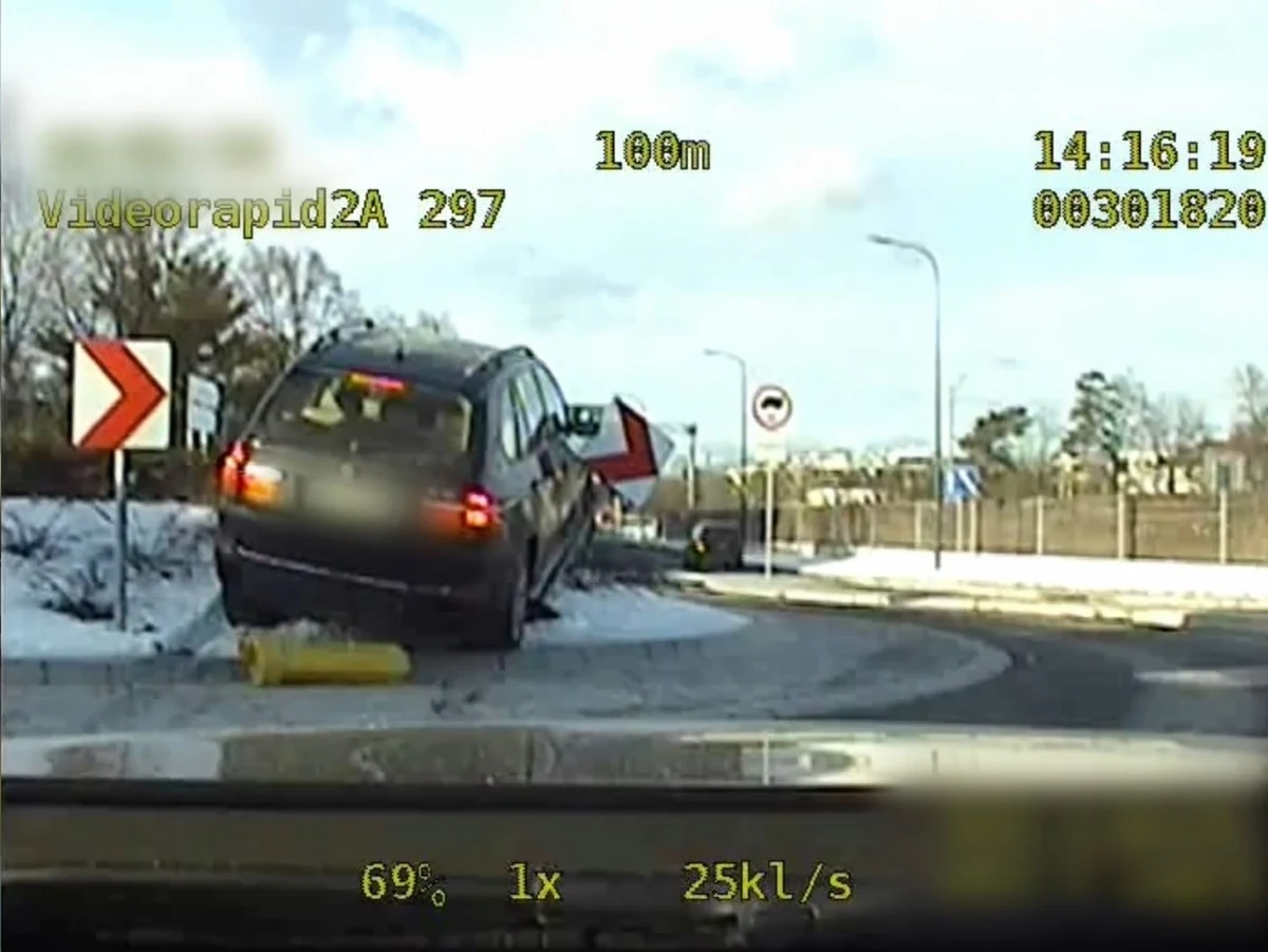 Stołeczni policjanci namierzyli kierowcę bmw, który jechał zygzakiem. Mężczyzna skończył swoją jazdę na środku ronda. Okazało się, że był pijany.