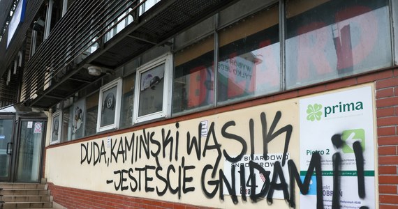 "Duda, Kamiński, Wąsik - jesteście gnidami!" - brzmiał napis, jaki o poranku pojawił się na budynku przy ul. Nowogrodzkiej w Warszawie. Mieści się w nim siedziba Prawa i Sprawiedliwości. Jeszcze przed południem napis został zamalowany. 