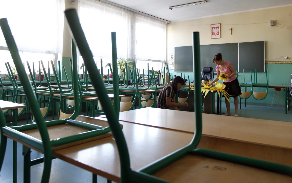 Uczniowie ze szkoły w Święcicy (Lubelskie) w powiecie chełmskim uczą się zdalnie z powodu przekroczenia norm radonu w budynku placówki. Radon i jego pochodne wdychane z powietrzem są drugim, po paleniu tytoniu, czynnikiem decydującym o zapadalności na nowotwór złośliwy płuc.