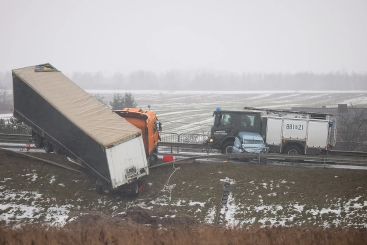 Do tragicznego wypadku doszło w środę rano na dk 50 na wysokości Kołbieli (pow. otwocki). W zdarzeniu brały udział trzy auta: jeden osobowy i dwa ciężarowe. Jedna osoba zginęła na miejscu, dwie trafiły do szpitala.