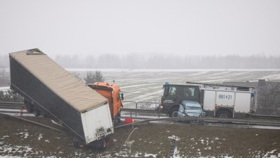 Mazowieckie: Tragiczny wypadek w Kołbieli. Ciężarówka zawisła na barierkach