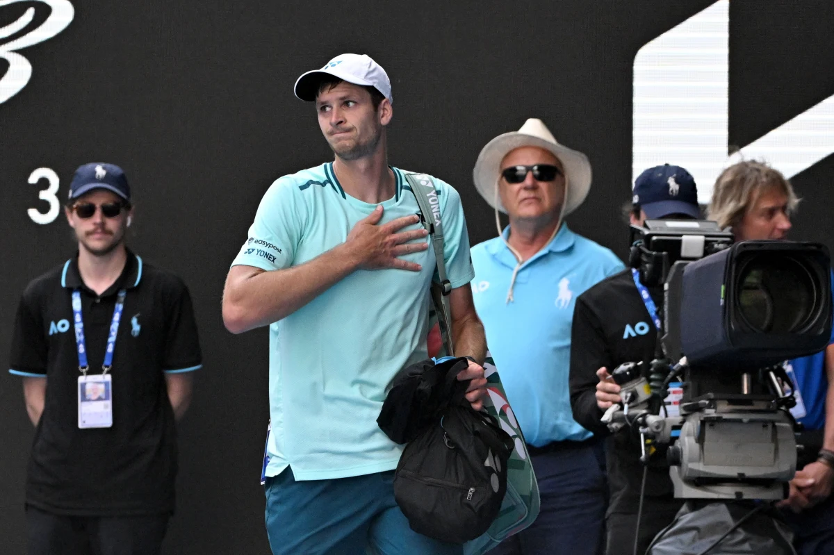 Dziś z wielkoszlemowym Australian Open pożegnał się ostatni nasz reprezentant w singlu. Hubert Hurkacz przegrał po pięciosetowym zaciętym boju z Daniiłem Miedwiediewem 6:7 (4-7), 6:2, 3:6, 7:5, 4:6. Pochodzący z Wrocławia zawodnik jest pierwszym Polakiem, który zagrał w najlepszej ósemce turnieju w Australii. „Dla Huberta to jest kolejna lekcja, która trzeba odrobić, żeby na tym etapie turnieju wielkoszlemowego grać jeszcze lepiej” – podkreśla w rozmowie z RMF FM Dawid Olejniczak, były tenisistka, a obecnie komentator w Eurosporcie i Polsacie Sport. 