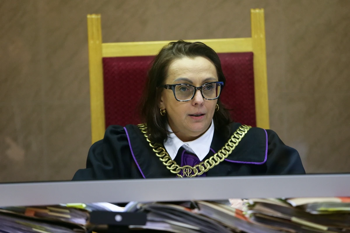 Przed katowickim sądem rozpoczął się proces mężczyzny oskarżonego o doprowadzenie do wybuchu gazu w budynku plebanii parafii ewangelicko-augsburskiej w Katowicach-Szopienicach. Trzy osoby zostały wtedy ranne, a dwie: żona i córka oskarżonego zginęły, choć przyczyną ich śmierci nie był eksplozja. Według prokuratury Edward D. celowo rozszczelnił instalację gazową.