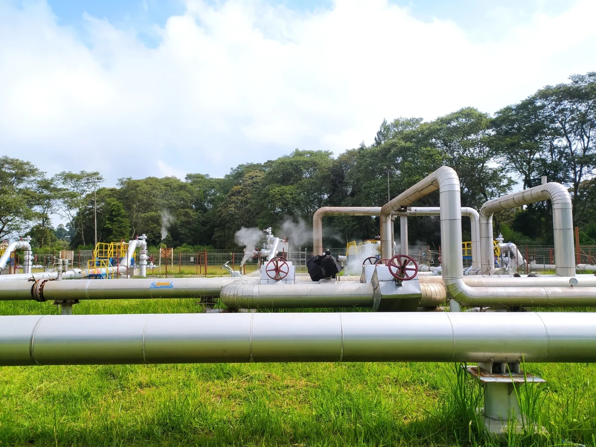 ​"Dotarliśmy do złóż geotermalnych w Grodźcu. Odwiert sięga na razie 1400 m, a woda już ma temperaturę 46 stopni" - powiedział wójt Jasienicy koło Bielska-Białej Janusz Pierzyna. Prace nadal trwają. Samorządowiec dodał, że temperatura wody będzie rosła.