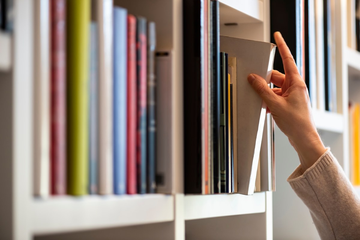Biblioteka Raczyńskich tradycyjnie podsumowała miniony rok, przedstawiając listę najczęściej wypożyczanych książek przez poznaniaków. Barbara Wysoczańska, Lucinda Riley i Kristin Hannah - to autorki, których książki były najczęściej wypożyczane z tej książnicy w ubiegłym roku. Na liście znalazł się również Ryszard Ćwirlej, autor kryminałów, których akcja dzieje się w Poznaniu.