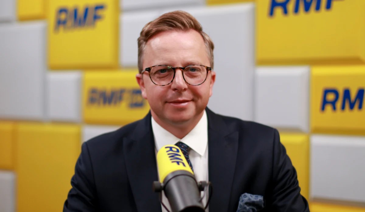 ​"Miejsce pana Kamińskiego i Wąsika jest w Sejmie, ale na komisji śledczej. A nie na sali plenarnej. Tam nie może wejść nikt, kto nie jest posłem. A panowie zostali skazani prawomocnym wyrokiem, wygasły im mandaty. Intuicja mi podpowiada, że jeszcze często będą mieli spotkania z niezależnym wymiarem sprawiedliwości" - mówi Dariusz Joński, poseł Koalicji Obywatelskiej i przewodniczący komisji ds. wyborów kopertowych. 
