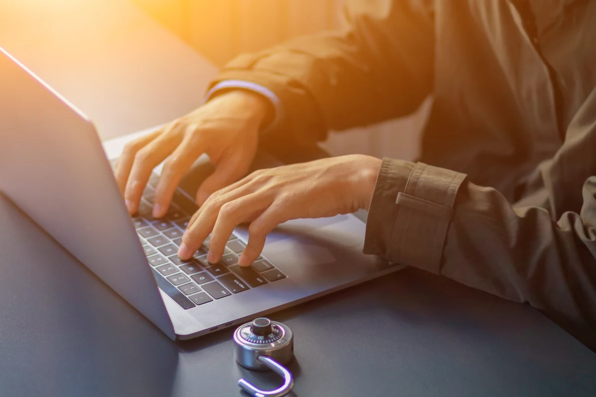 54-letni mieszkaniec powiatu kozienickiego zainwestował w kryptowalutę, bo liczył na szybki zysk. Tak jednak się nie stało, ponieważ stał się ofiarą oszustwa. Nie otrzymał rzekomo zarobionych pieniędzy na platformie, tylko stracił swoje oszczędności w kwocie 140 tys. zł.