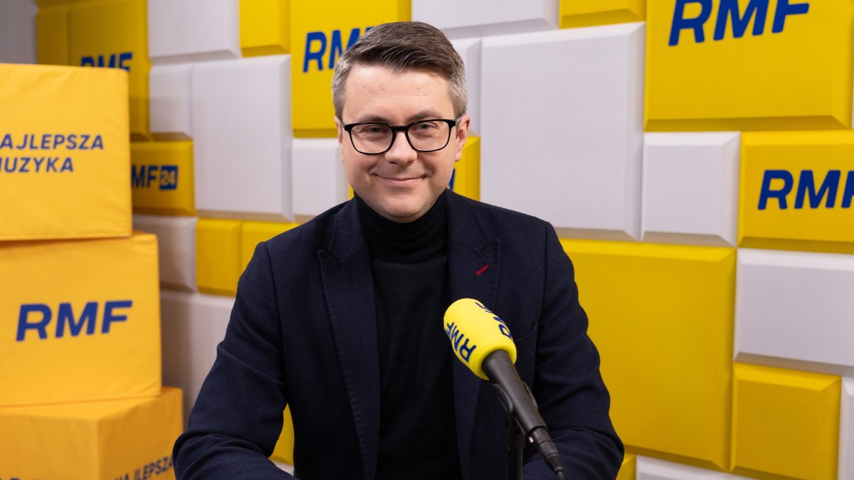 "Mam nadzieję, że Mariusz Kamiński i Maciej Wąsik wejdą jutro do Sejmu. Zgodnie z przepisami są nadal posłami. Mówię przede wszystkim o rozstrzygnięciu Izby Kontroli Nadzwyczajnej Sądu Najwyższego" - mówi gość Popołudniowej rozmowy w RMF FM Piotr Müller, poseł Prawa i Sprawiedliwości, były rzecznik rządu Mateusza Morawieckiego. Polityk liczy, że marszałek Hołownia nie zdecyduje się na wydanie Straży Marszałkowskiej polecenia dot. wyrzucenia Kamińskiego i Wąsika z Sejmu. Przyznaje, że jest w stanie sobie wyobrazić, że dojdzie do przepychanek, ale ma nadzieję, iż marszałek Sejmu do nich nie dopuści.