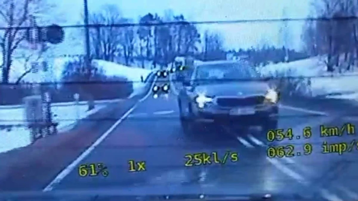 Pędził z taką prędkością, że postanowił wyprzedzić inny pojazd na przejeździe kolejowym. Jakież było zdziwienie 56-latka, gdy auto, które miał już za sobą ten zaczęło emitować niebieskie światła błyskowe. Okazało się, że to nieoznakowany radiowóz policyjny. Niecierpliwość słono go kosztowała.