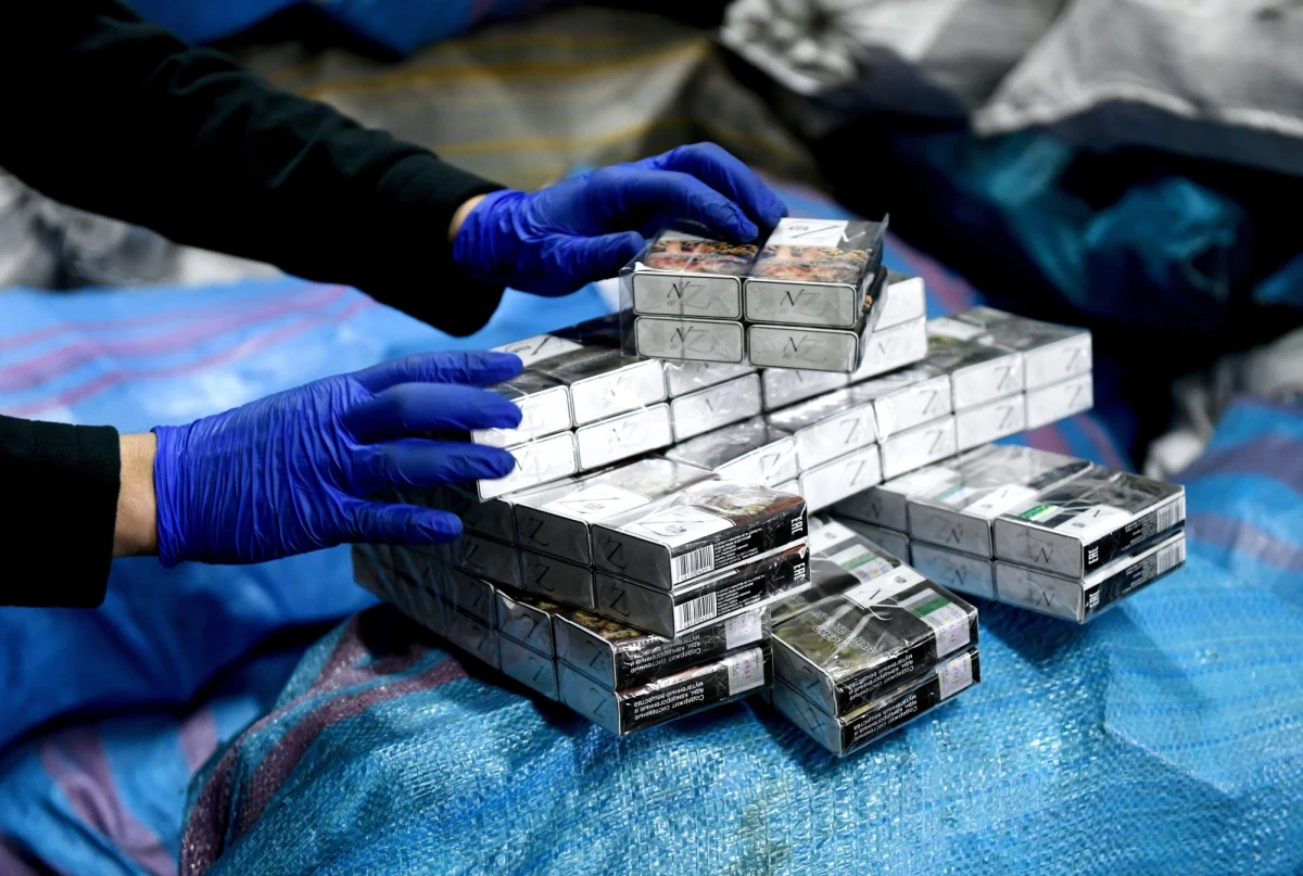 ​Podczas kontroli drogowej policjanci zwrócili uwagę na ładunek przewożony przez ciężarówkę. Nie były to zadeklarowane opakowania plastikowe, ale papierosy bez polskiej akcyzy. Straty skarbu państwa wyniosły ponad 900 tys. zł, bo paczek było 37 tysięcy.