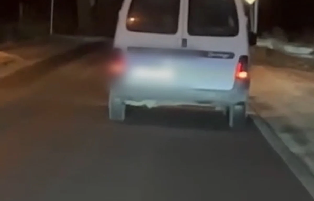 Czujnością wykazał się mężczyzna, który widząc pojazd osobowy jadący zygzakiem, od krawężnika do krawężnika, zareagował. Nie tylko zadzwonił pod numer alarmowy, ale również postanowił działać. Kiedy kierujący się zatrzymał, świadek uniemożliwił mu dalszą jazdę, zabierając kluczyki od samochodu. 59-letni kierowca miał ponad 2 promile alkoholu w organizmie i przewoził dziecko.