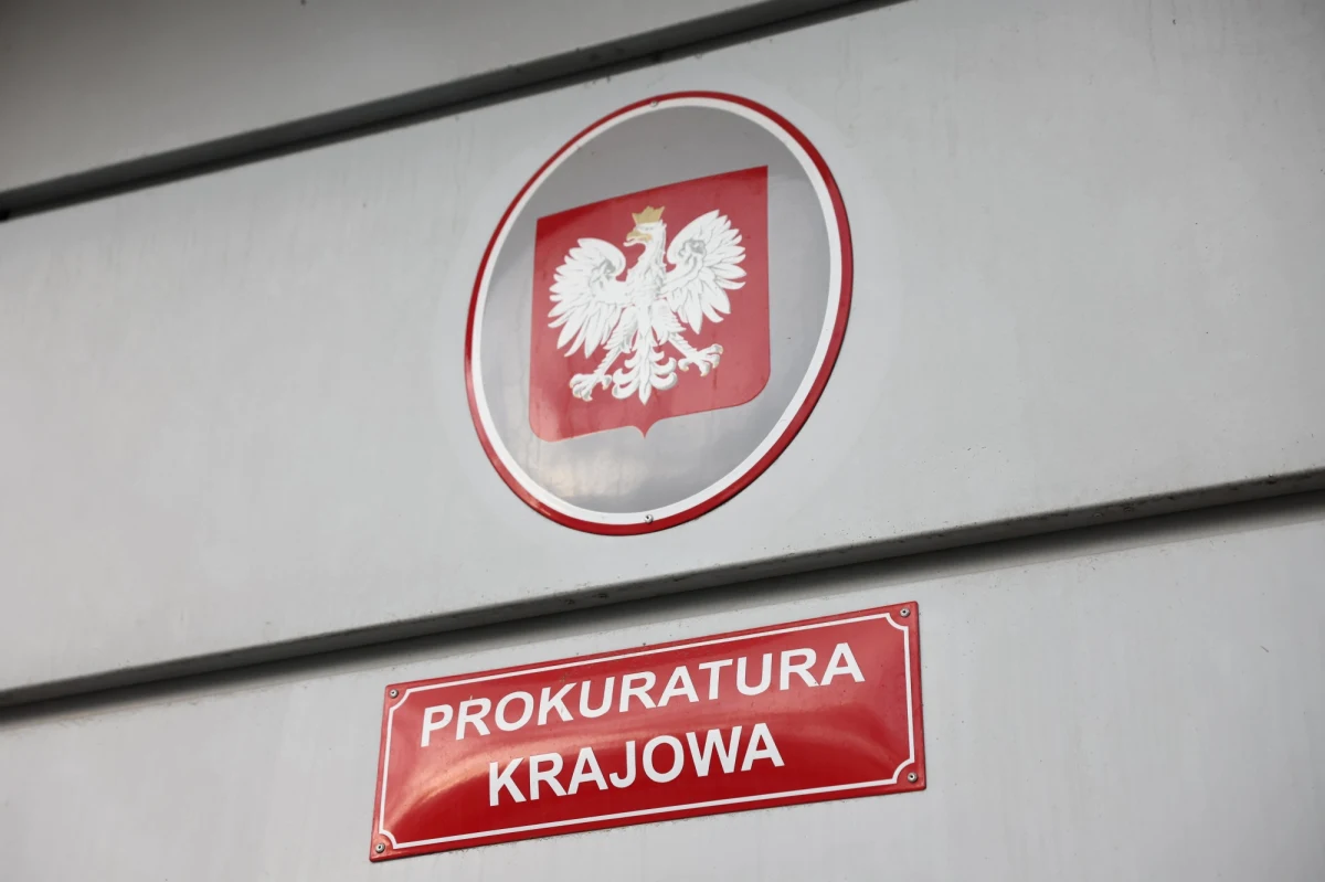 "Nastąpiło bezprawne wkroczenie do Prokuratury Krajowej i bezprawna próba przejęcia władzy w prokuraturze przez tzw. pełniącego obowiązki" - powiedział Jarosław Kaczyński, który wraz z innymi politykami PiS przyjechał wieczorem przed Prokuraturę Krajową w Warszawie. Ministerstwo Sprawiedliwości zapewnia, że "w Prokuraturze Krajowej nie dochodziło ani nie dochodzi do jej siłowego przejęcia". Do sprawy odniosła się także w mediach społecznościowych stołeczna policja.  