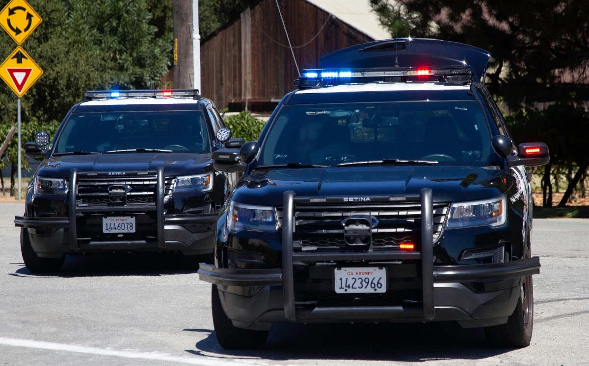 Organy ścigania odkryły na odludziu w kalifornijskim hrabstwie San Bernardino zwłoki sześciu osób, które zginęły w tajemniczych okolicznościach. Pięć znaleziono w nocy z wtorku na środę, a szóstą w środę w niedalekiej odległości od dwóch podziurawionych kulami samochodów.