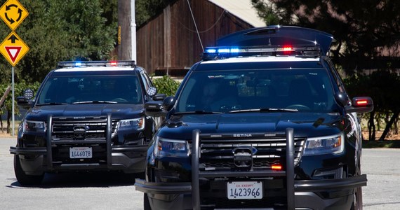 Organy ścigania odkryły na odludziu w kalifornijskim hrabstwie San Bernardino zwłoki sześciu osób, które zginęły w tajemniczych okolicznościach. Pięć znaleziono w nocy z wtorku na środę, a szóstą w środę w niedalekiej odległości od dwóch podziurawionych kulami samochodów.