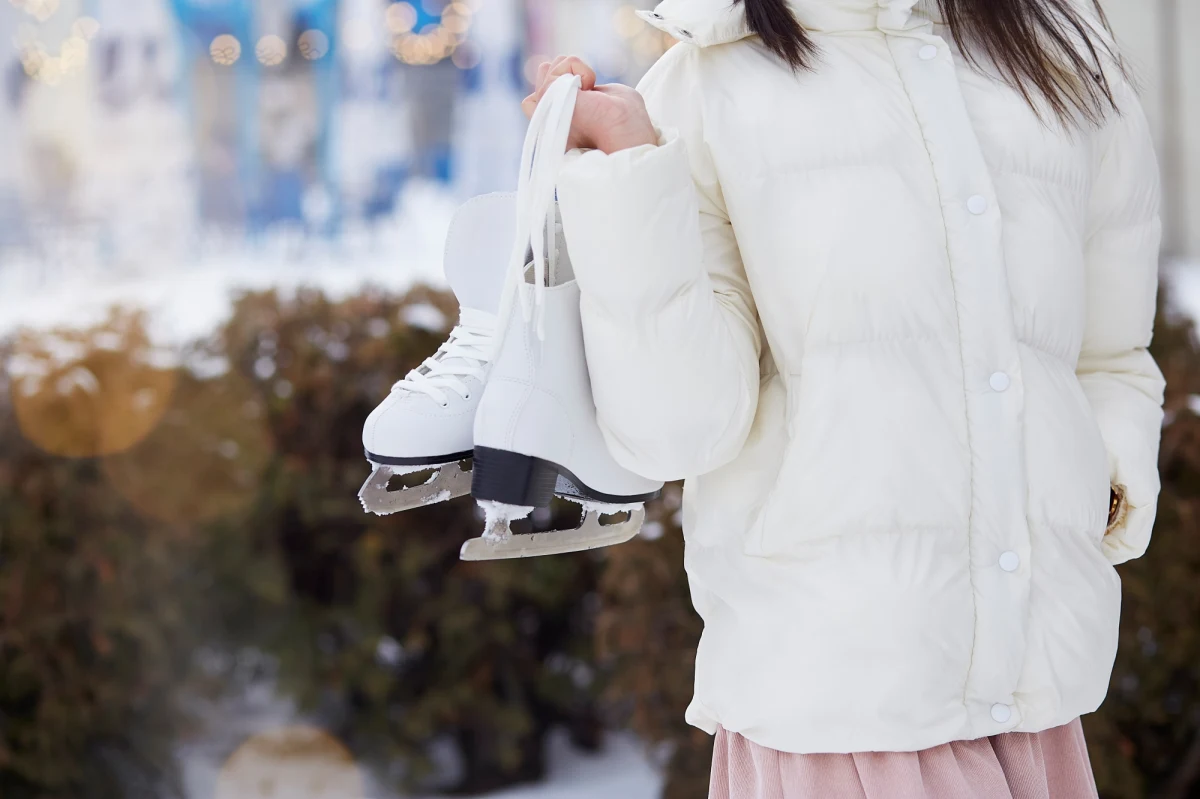 Już pojutrze ( sobota) przy słupskim ratuszu stanie sztuczne lodowisko. Przez całe ferie będzie można z niego korzystać bezpłatnie. 