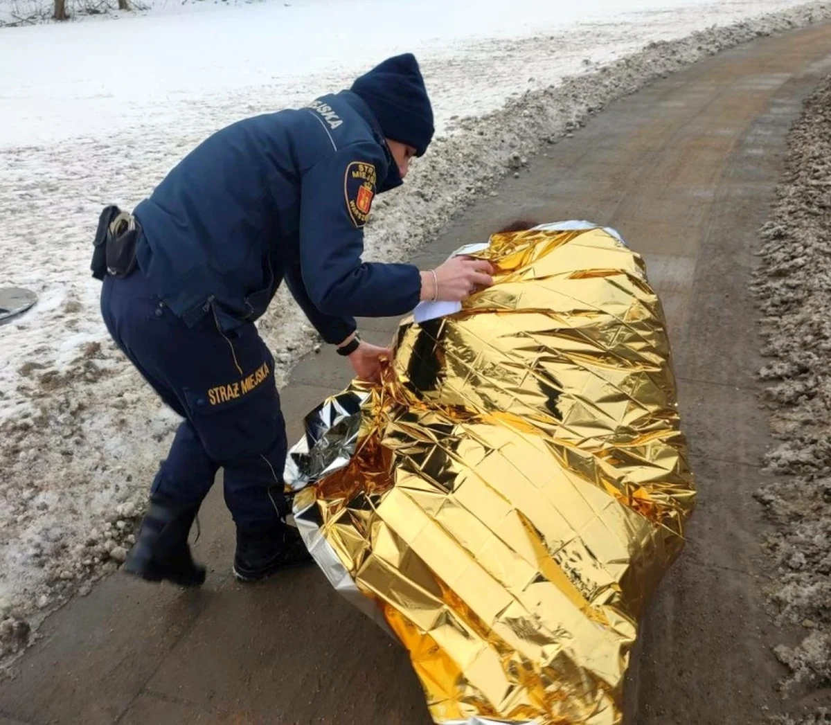 Leżała w śniegu przy ruchliwej ulicy i nikt jej nie pomógł przez dwie godziny. Sytuacja wydarzyła się przy ulicy Kijowskiej na Pradze - Północ. Młodą kobietą zaopiekowali się dopiero strażnicy miejscy.