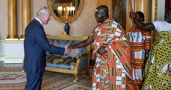 Wielka Brytania odsyła do Ghany zrabowane klejnoty koronne króla Aszanti. Londyn jednak nie oddaje cennych artefaktów na stałe. W tym wypadku chodzić będzie o trzyletnie wypożyczenie cennych przedmiotów. Sprawa wywołuje duże emocje, ale nie brakuje głosów, że może stać się przyczynkiem do stworzenia porozumienia między Wielką Brytanią i Ghaną.
