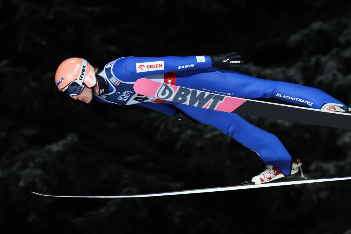 Na skoczni Kulm w austriackim Bad Mitterndorf mają rozpocząć się dziś mistrzostwa świata w lotach narciarskich. Mają... o ile pozwoli na to wiatr. W Bad Mitterndorf wczoraj mocno wiało i jeżeli na rozegranie kwalifikacji nie pozwoli dziś wiatr, to jutrzejszy konkurs zostanie rozegrany bez nich. W kadrze na mistrzostwa świata znalazło się pięciu naszych reprezentantów: Piotr Żyła, Dawid Kubacki, Kamil Stoch, Aleksander Zniszczoł i Paweł Wąsek. Tytułu bronić będzie Norweg Marius Lindvik, który dwa lata temu triumfował w Vikersund.