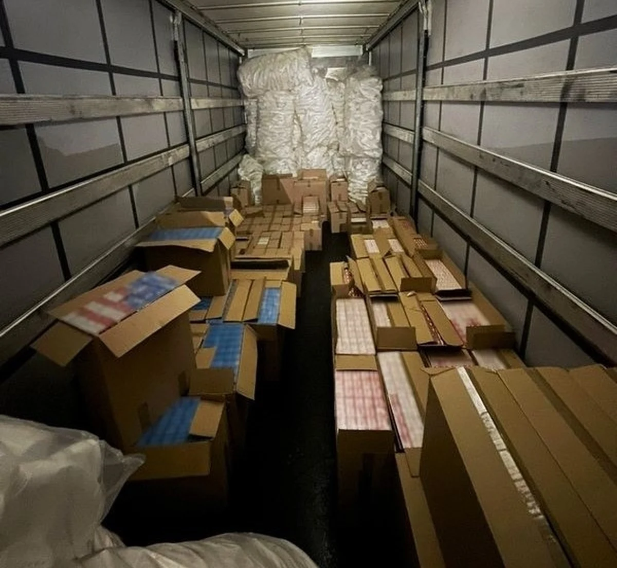 Policjanci z wrocławskiej drogówki przejęli blisko 740 tys. sztuk nielegalnych papierosów. Skarb państwa mógł na tym stracić ponad 900 tys. złotych. 