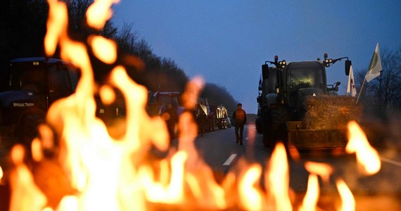 Francuscy rolnicy protestujący przeciw niskim cenom skupu i przepisom unijnym przystąpili do niszczenia importowanej żywności przywożonej ciężarówkami. Przy autostradzie A7 na południu kraju zniszczono ładunek owoców z Hiszpanii - podała w czwartek agencja Reutera. 