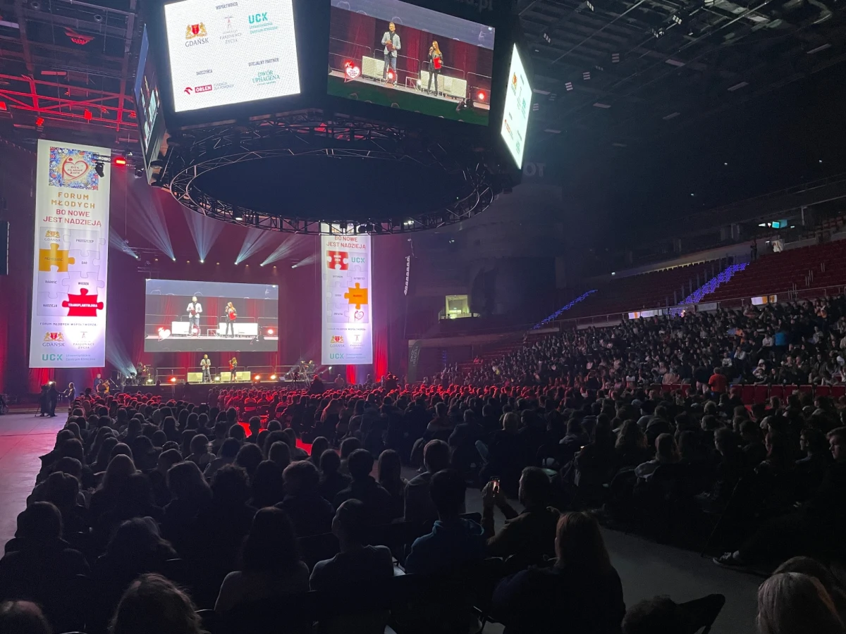 "BO NOWE JEST NADZIEJĄ" - pod takim hasłem w Ergo Arenie odbyło się wyjątkowe wydarzenie - Forum Młodych. W spotkaniu bierze udział ponad 3000 uczniów z 37 szkół ponadpodstawowych z Gdańska, Sopotu, Gdyni, Żukowa i Malborka. To pierwsze na taką skalę w Polsce spotkanie młodych ludzi poświęcone donacji i transplantacji narządów.