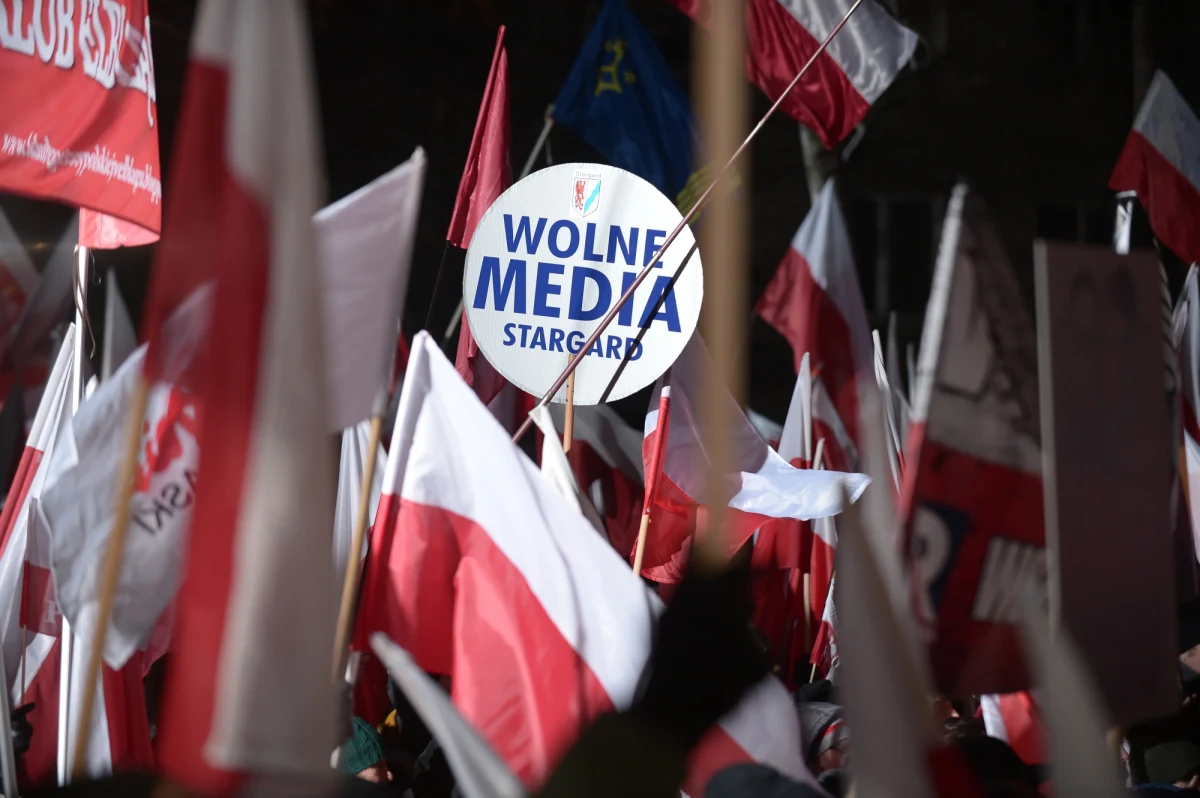 Warszawska prokuratura przedstawiła zarzut w śledztwie dotyczącym uchwał o dokonaniu zmian w zarządach TVP, PAP oraz Polskiego Radia. Według śledczych, nie zostały one podjęte w odpowiednim miejscu i czasie. 