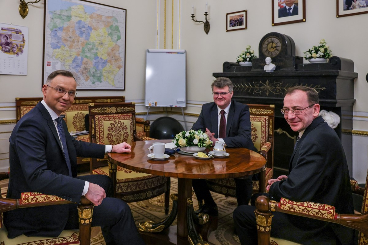 "To jest coś przykrego. Nie dziwię się, że ludziom niedobrze się robi na widok prezydenta Rzeczypospolitej, który obściskuje przestępców" - powiedział premier Donald Tusk, odnosząc się do środowego spotkania Andrzeja Dudy z Mariuszem Kamińskim i Maciejem Wąsikiem. Dzień wcześniej politycy PiS ułaskawieni przez prezydenta opuścili więzienie. 