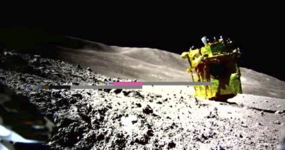 Japoński lądownik Smart Lander for Investigating Moon (SLIM), dotarł na Księżyc. Pojazd wylądował na powierzchni Srebrnego Globu w ubiegłą sobotę czasu polskiego, ok. 55 m od wskazanego celu. Zdaniem japońskiej agencji kosmicznej JAXA jest to najdokładniejsze lądowanie w historii, tym samym Japonia stała się piątym krajem, który umieścił lądownik na powierzchni Księżyca.