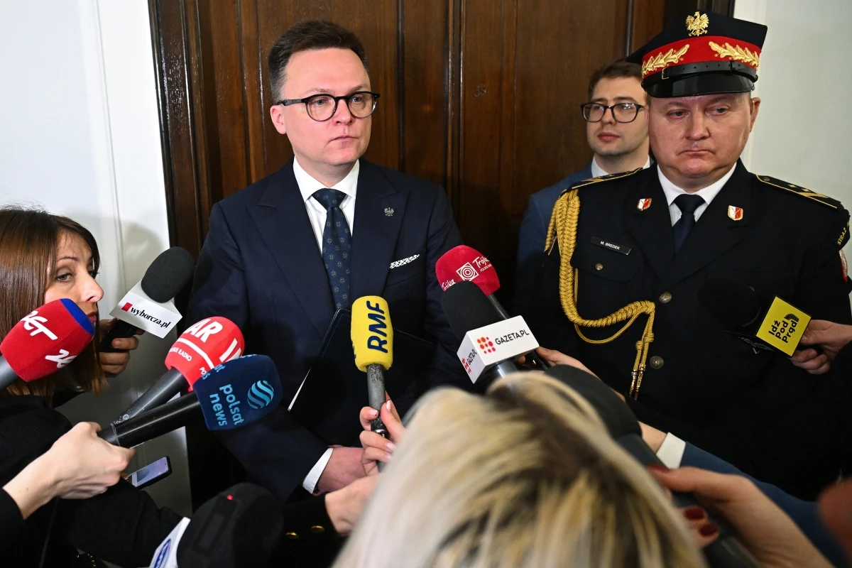 Nie zmieniam swojego stanowiska ws. obsadzenia mandatu po Mariuszu Kamińskim - podkreślił marszałek Sejmu Szymon Hołownia. Poinformował, że pismo w tej sprawie - z precyzyjnie opisanymi podstawami prawnymi - jeszcze w czwartek trafi do przewodniczącego PKW Sylwestra Marciniaka.