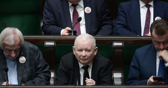 "Mamy sytuację nadzwyczajną i konstytucja właściwie przestała praktycznie obowiązywać. Wyjściem jest okres przejściowy, oczywiście z nowym rządem i następnie wybory. Inaczej tego się nie da rozwiązać" - powiedział w Sejmie prezes PiS Jarosław Kaczyński. Na odpowiedź premiera Donalda Tuska nie trzeba było długo czekać. "Widzę człowieka, bardzo pogubionego, który jeszcze jest w stanie sprawiać kłopoty z punktu interesów państwa polskiego, ale na tym właściwie kończy się dzisiaj jego sprawczość" - powiedział.