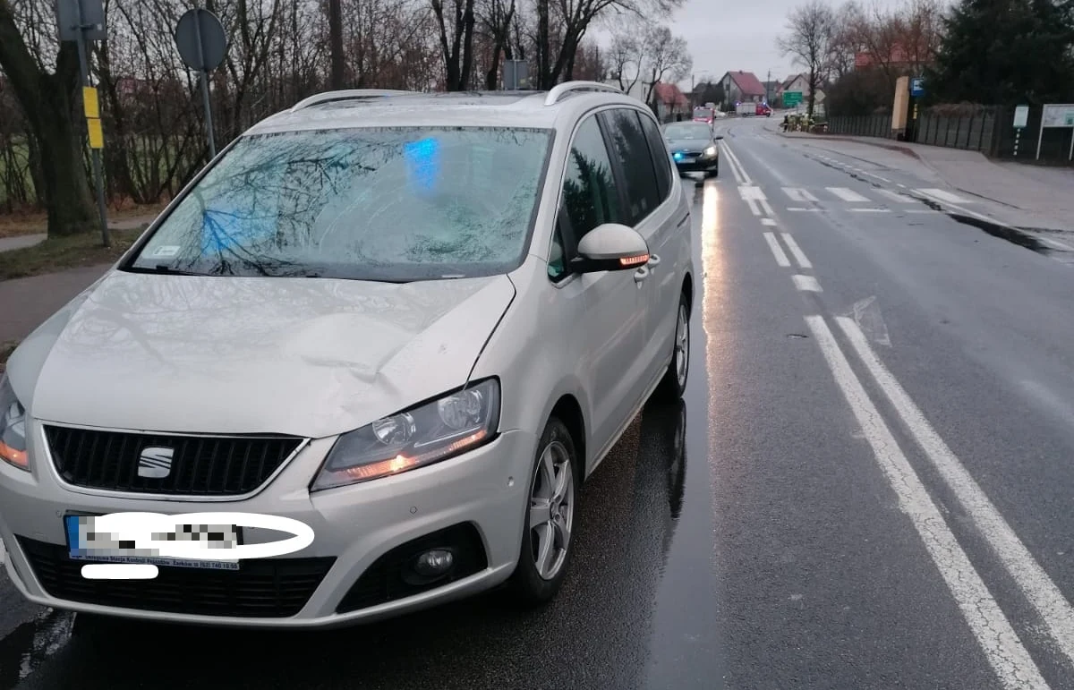 Policja w Jarocinie ustala okoliczności i szuka świadków śmiertelnego potrącenia, do którego doszło wczoraj w miejscowości Cielcza. Na przejściu dla pieszych zginął 17-latek, który został uderzony przez dwa samochody. Jego ciało znaleziono 1,5 kilometra dalej.