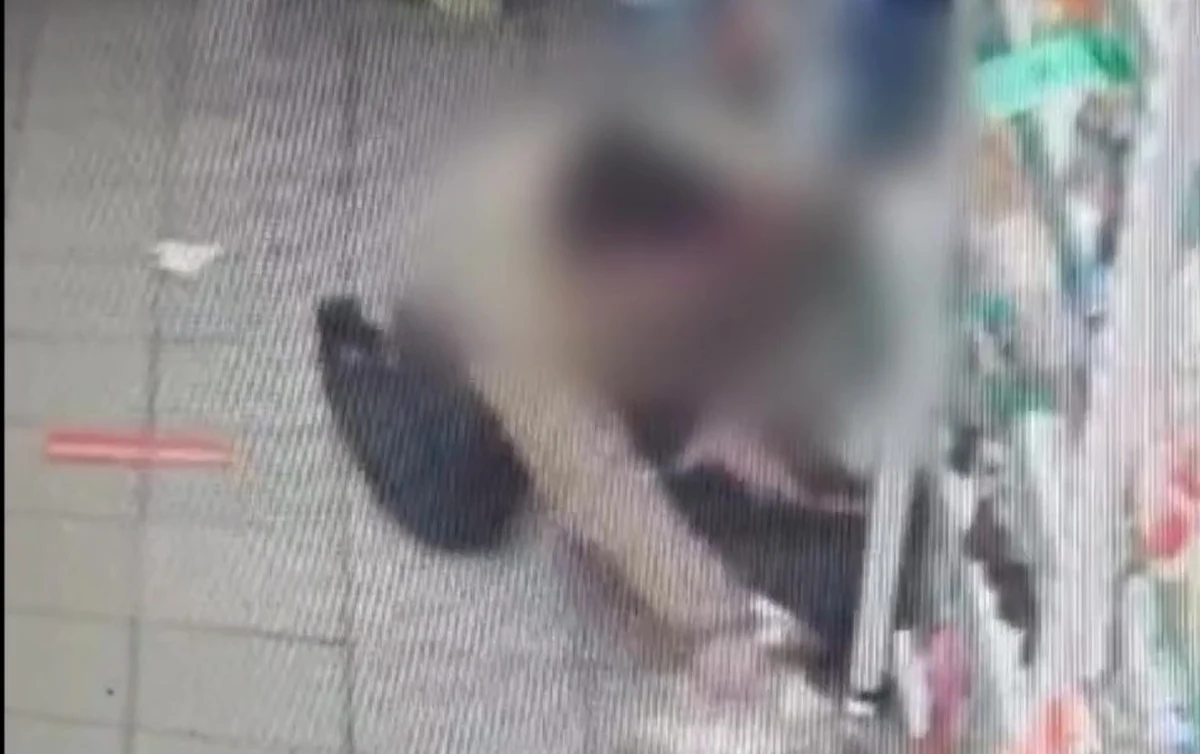 Schorowana seniorka podczas zakupów w jednym ze sklepów w Złotoryi upuściła portfel. Mając problem z jego odnalezieniem poprosiła o pomoc młodszą kobietę. Ta znalazła zgubę, ale nie oddała jej właścicielce, tylko schowała w swojej torebce i wyszła ze sklepu. Już po dwóch godzinach nieuczciwa kobieta została ustalona i zatrzymana przez złotoryjskich kryminalnych. Usłyszała trzy zarzuty popełnienia przestępstwa.