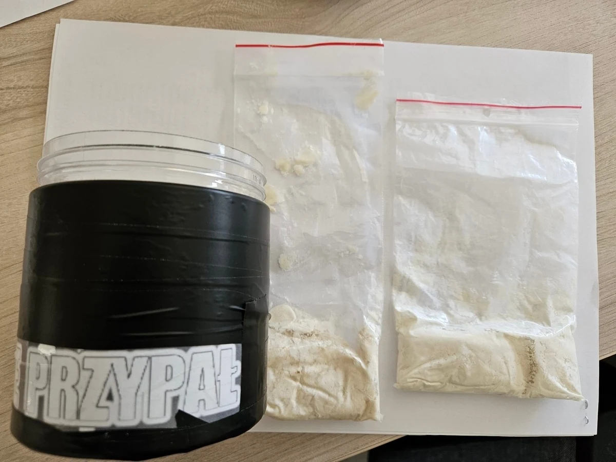 Ponad 2 kg ecstasy, amfetaminy, marihuany oraz metamfetaminy przejęli policjanci od trzech zatrzymanych mieszkańców wielkopolskiej Piły. Jeden z podejrzanych trzymał narkotyki w słoiku z napisem "Kurde Przypał".