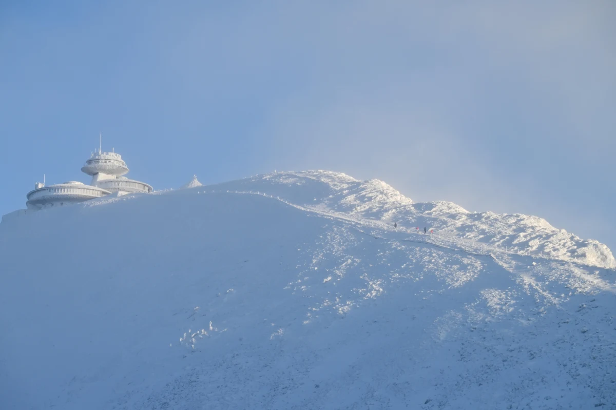 Śnieżka pobiła rekord. Na stacji synoptycznej, znajdującej się na najwyższym szczycie Karkonoszy, odnotowano wiatr, który w porywach wiał z prędkością 202 km/h - informuje Instytut Meteorologii i Gospodarki Wodnej. 
