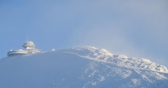 Śnieżka pobiła rekord. Na stacji synoptycznej, znajdującej się na najwyższym szczycie Karkonoszy, odnotowano wiatr, który w porywach wiał z prędkością 202 km/h - informuje Instytut Meteorologii i Gospodarki Wodnej. 