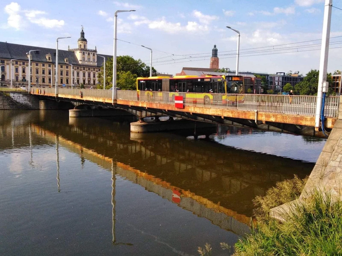 We Wrocławiu ogłoszono przetarg na remont mostów Uniwersyteckich. W czasie tej modernizacji prowadzone będą prace przy chodnikach, balustradach oraz konstrukcji obiektów od spodu.