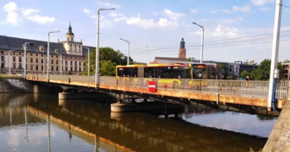 We Wrocławiu ogłoszono przetarg na remont mostów Uniwersyteckich. W czasie tej modernizacji prowadzone będą prace przy chodnikach, balustradach oraz konstrukcji obiektów od spodu.
