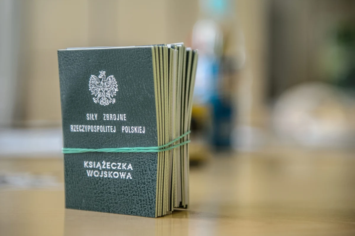 Ponad 10 tysięcy osób w Zachodniopomorskiem dostało wezwania na tegoroczną kwalifikację wojskową. Pierwsze komisje zaczną pracę równo za tydzień. Obowiązkowo stawić muszą się młodzi mężczyźni urodzeni w 2005 roku, wezwania dostaną też kobiety - studentki medycyny, weterynarii czy psychologii.