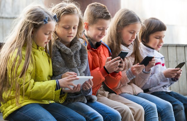 Uczniowie bez telefonów w szkołach? Tak może być w Hiszpanii