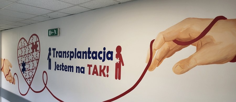 Mural promujący dawstwo organów odsłonięto dziś - w przeddzień Ogólnopolskiego Dnia Transplantacji - w Szpitalu Wojewódzkim w Poznaniu. Dzieło znajduje się w korytarzu Szpitalnego Oddziału Ratunkowego. 