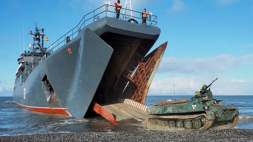 Działająca na Krymie partyzancka grupa Atesh poinformowała, że Rosjanie ściągnęli do portu w Sewastopolu okręt desantowy. Kreml ma wielki plan.
