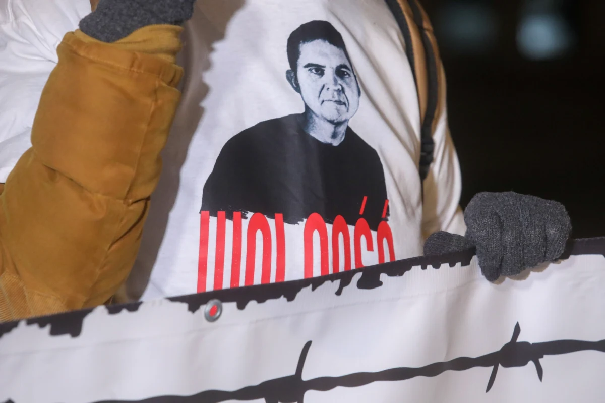 ​Akcja solidarnościowa z odbywającym karę w kolonii karnej przedstawicielem polskiej mniejszości na Białorusi Andrzejem Poczobutem odbyła się w czwartek wieczorem w Białymstoku. Jak podkreślano, Poczobut od blisko pół roku przebywa w izolacji, kontakt z nim jest utrudniony, nie dostaje leków.